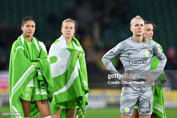 Merle Frohms of VfL Wolfsburg looks dejected after the Google Pixel Women's Bundesliga match between VfL Wolfsburg and FC Bayern München at...