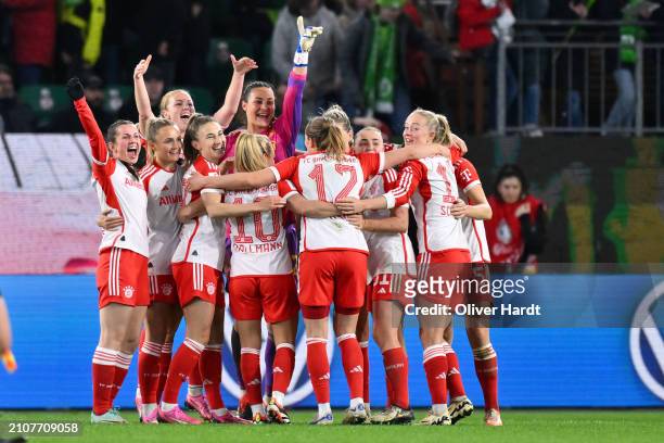 Players of FC Bayern München celebrates after the Google Pixel Women's Bundesliga match between VfL Wolfsburg and FC Bayern München at Volkswagen...