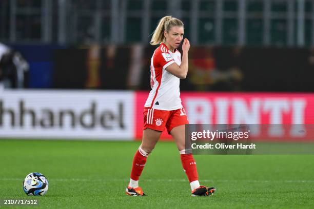 Linda Dallmann of FC Bayern München reacts during the Google Pixel Women's Bundesliga match between VfL Wolfsburg and FC Bayern München at Volkswagen...