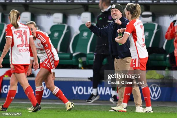 Alexander Straus, Head coach of FC Bayern München reacts during the Google Pixel Women's Bundesliga match between VfL Wolfsburg and FC Bayern München...