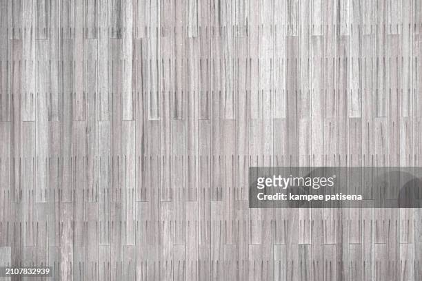 a wooden wall with a pattern of lines - parquet cloué photos et images de collection