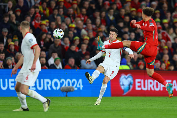 Hạ Xứ Wales, Ba Lan thẳng tiến vào vòng bảng EURO