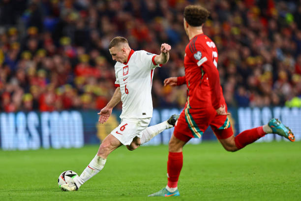 Hạ Xứ Wales, Ba Lan thẳng tiến vào vòng bảng EURO