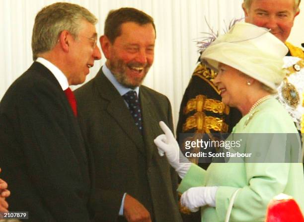 Britain's Queen Elizabeth II talks to Britain's Foreign Secretary Jack Straw and Home Secretary David Blunkett during a ceremonial welcome on Horse...