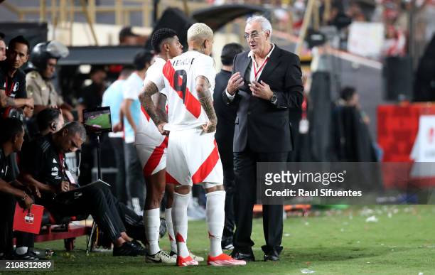 Head coach Jorge Fossati of Peru talks to Paolo Guerrero and Wilder Cartagena during the friendly match between Peru and Dominican Republic at...