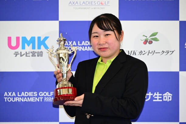 https://media.gettyimages.com/id/2108344603/photo/miyazaki-japan-low-amateur-yuna-araki-of-japan-poses-after-the-final-round-of-axa-ladies-golf.jpg?s=612x612&w=0&k=20&c=6u56wPga9Z4rGFmbgEoX2yB0yO_SYdnRRVfOhy8meKw=