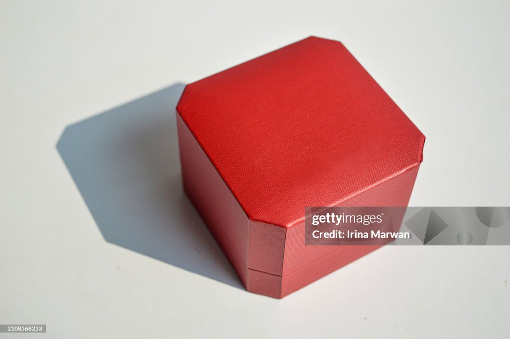 Luc=xurious ring box