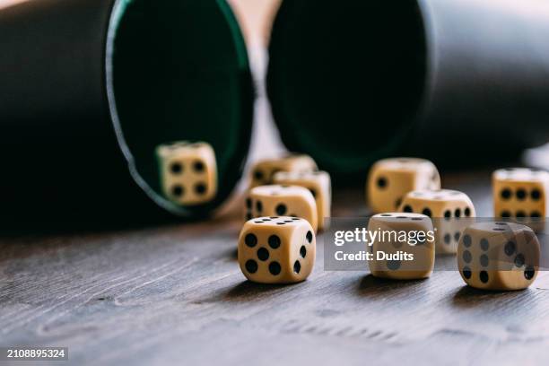 würfel mit würfelbecher - würfel stock-fotos und bilder