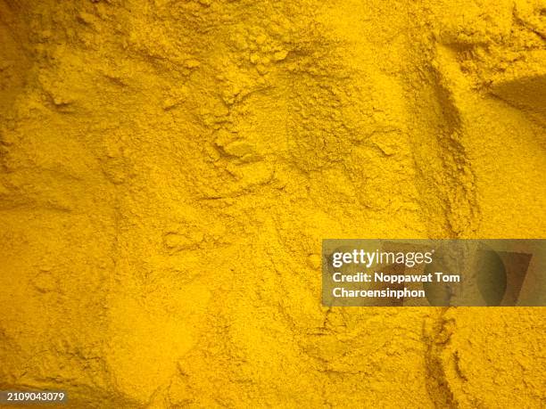 close-up shor of tumeric powder - pó colorido imagens e fotografias de stock