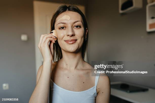 la base di un look impeccabile - fondotinta foto e immagini stock
