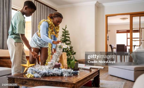 fratello e sorella che decorano la loro casa per natale - 12 17 mesi foto e immagini stock