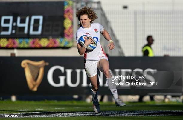 Ellie Kildunne of England runs through to score her team's fourth try during the Guinness Women's Six Nations 2024 match between Italy and England at...