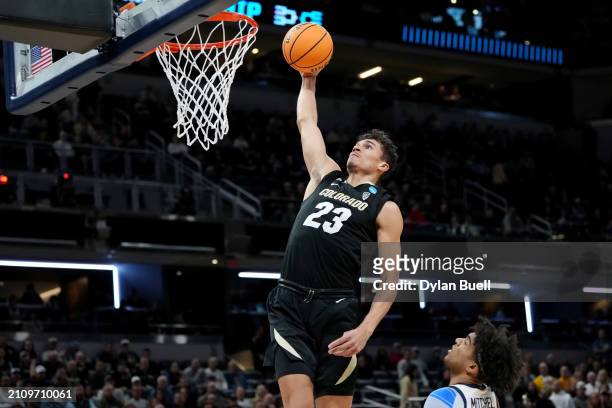 Tristan da Silva of the Colorado Buffaloes dunks the ball against the Marquette Golden Eagles during the first half in the second round of the NCAA...