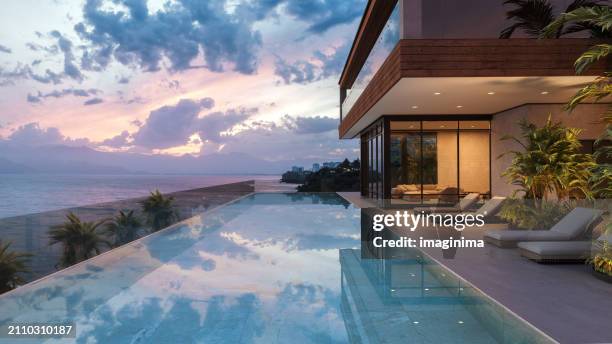 villa de lujo con piscina tropical al anochecer - casa en exposición fotografías e imágenes de stock