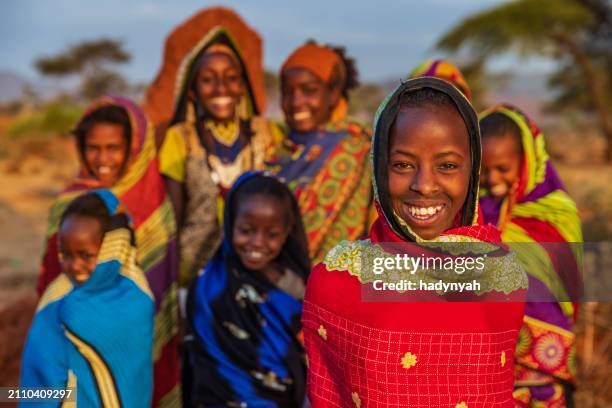 grupo de niños africanos felices, áfrica oriental - el cuerno de áfrica fotografías e imágenes de stock