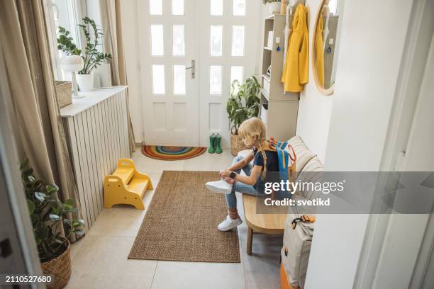 schülerin bereitet sich auf die schule vor - korridor stock-fotos und bilder