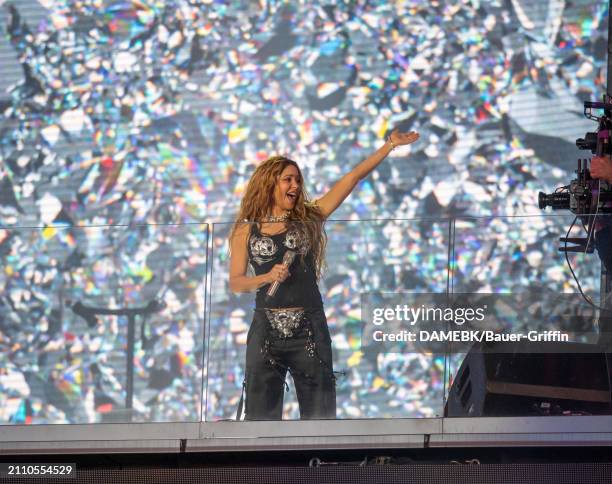 1,230 Shakira In Concert New York City Stock Photos, High-Res Pictures