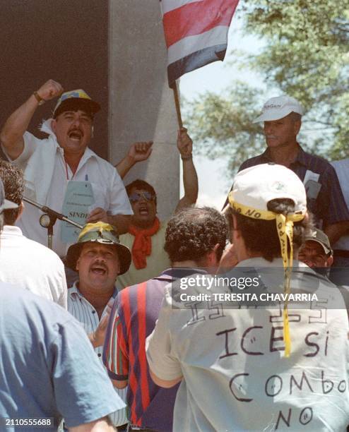 Workers shout slogans 24 March 2000 in front of Costa Rican Institute of Electricity in San Jose, Costa Rica, during the protest against government...