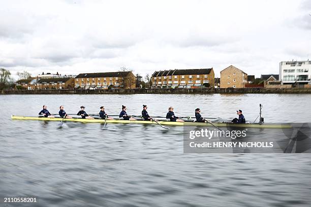 Oxford Bridge Rowing 2,040 Oxford Rowing Team Stock Photos, High-Res Pictures, and Images ...