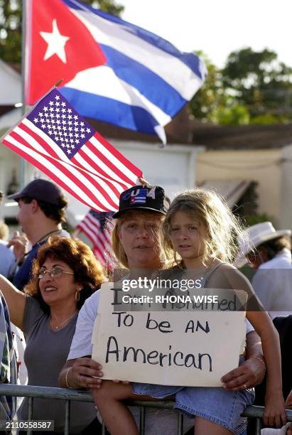 Doris Gonzalez Alvarez and her seven-year-old daughter Michelle show support for six-year-old Elian Gonzalez outside his relatives' home 29 March...