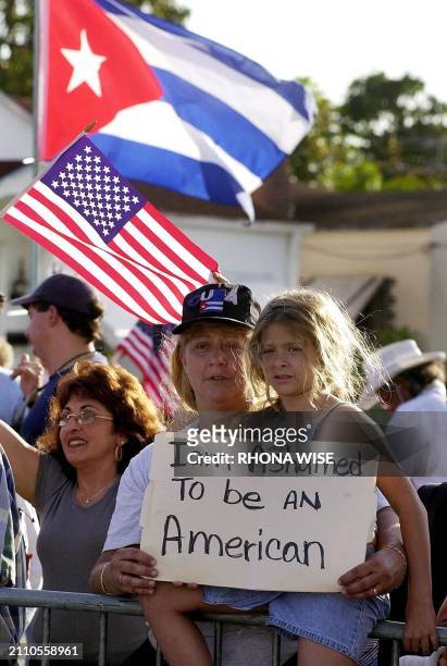 Doris Gonzalez Alvarez and her seven-year-old daughter Michelle show support for six-year-old Elian Gonzalez outside his relatives' home 29 March,...