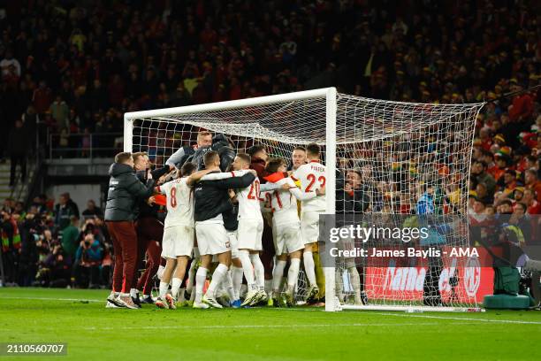 Poland players celebrate winning the penalty shoot out and qualifying for EURO 2024 during the UEFA EURO 2024 Play-Offs semifinal match between Wales...