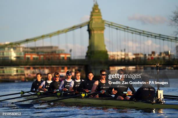 Oxford Bridge Rowing 2,040 Oxford Rowing Team Stock Photos, High-Res Pictures, and Images ...