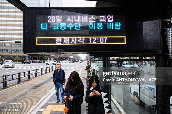 CORRECTION / SKOREA-STRIKE-LABOUR-BUS