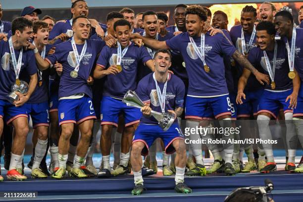 Christian Pulisic and the United States Mens National team with the CONCACAF Nations League Finals Winner's Trophy during the CONCACAF Nations League...