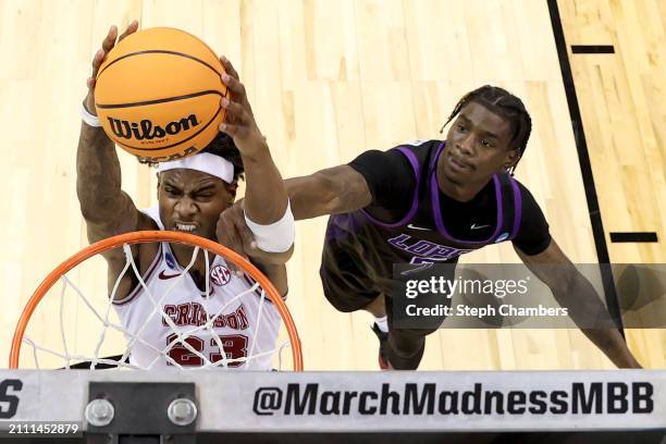Alabama Crimson Tide forward Nick Pringle dunks against Grand Canyon Antelopes guard Tyon Grant-Foster the second round of the NCAA Men's Basketball...