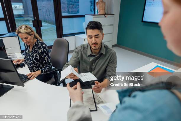 giving the patient paperwork - register bildbanksfoton och bilder