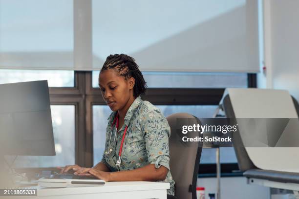 dedicated to her role - girl power expressão inglesa imagens e fotografias de stock