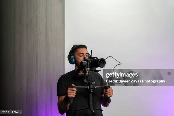filmmaker using camera on stabilizer gimbal - cameraman stock pictures, royalty-free photos & images