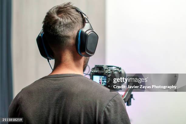 filmmaker using camera on stabilizer gimbal - dietro le quinte concetto foto e immagini stock