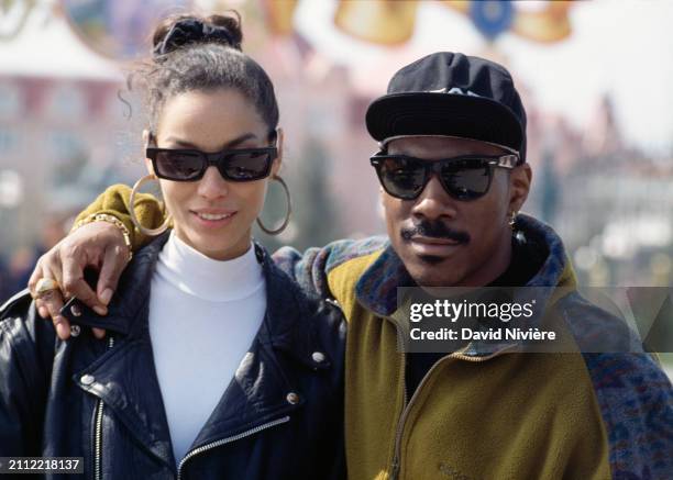 Eddie Murphy avec sa femme Nicole Mitchell lors de l'ouverture d'Euro Disney , à Paris le 12 avril 1992.