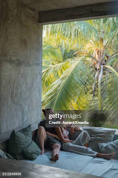 pareja joven se relaja en la sala de estar al aire libre - novio relación humana fotografías e imágenes de stock
