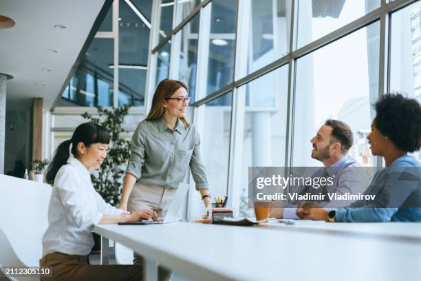 présentation professionnelle lors d’une réunion d’affaires - table ronde réunion photos et images de collection