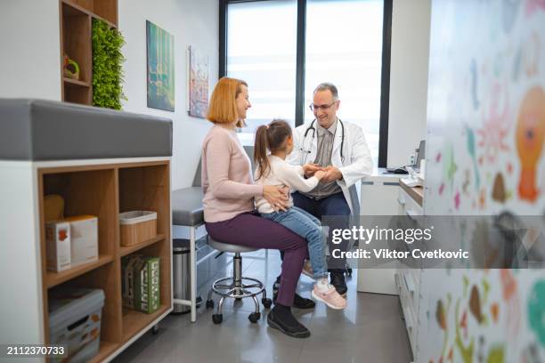 niña siendo examinada por un pediatra en el consultorio - pediatra fotografías e imágenes de stock