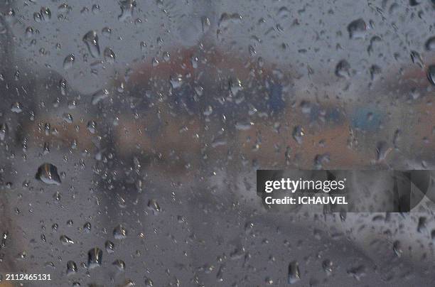 storm through the mirror - inzoomen stockfoto's en -beelden
