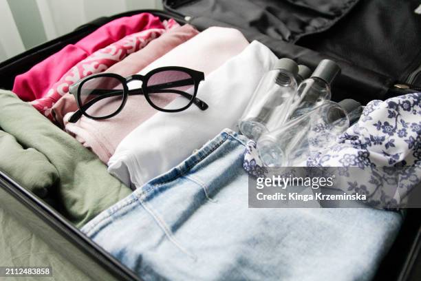 packing a suitcase - layia platyglossa - fotografias e filmes do acervo