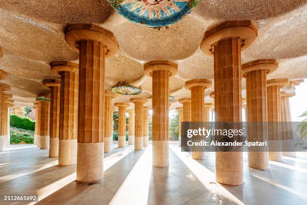 colonnade at park guell, barcelona, catalonia, spain - columna-arquitectónica fotografías e imágenes de stock