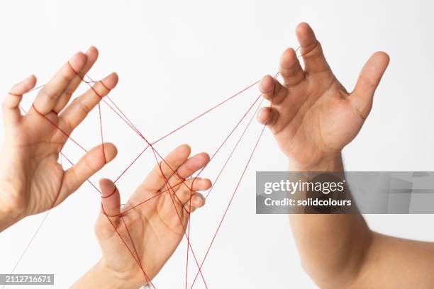 gemeinschaftsarbeit - verheddert stock-fotos und bilder