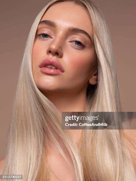 ritratto di una bella donna con make-up naturale - capelli biondi foto e immagini stock