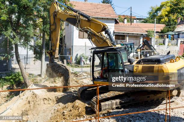 foto de una excavadora en una obra. - arqueología fotografías e imágenes de stock