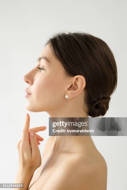 woman with clean fresh skin - lippen stock-fotos und bilder