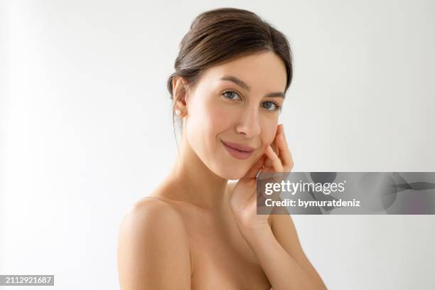 beauty model with smooth skin - laser skin therapy stock-fotos und bilder