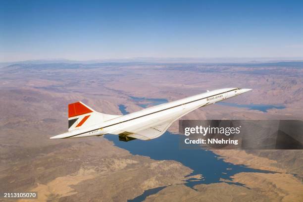 british airways concorde supersonic airplane in flight - concorde stockfoto's en -beelden