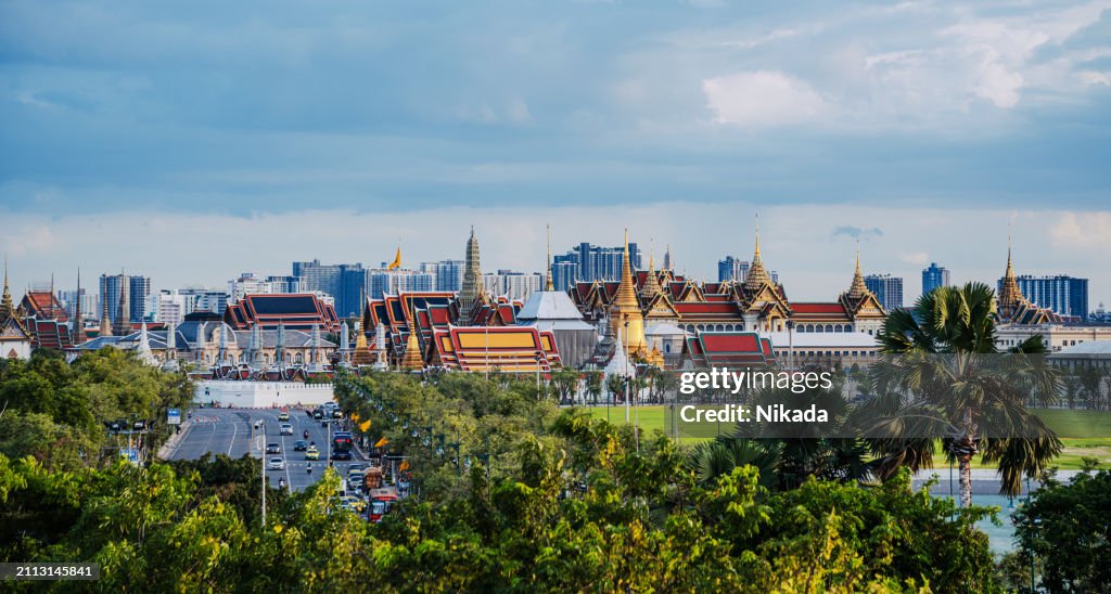 Malerischer Blick auf das Stadtbild von Bangkok mit dem Großen Palast