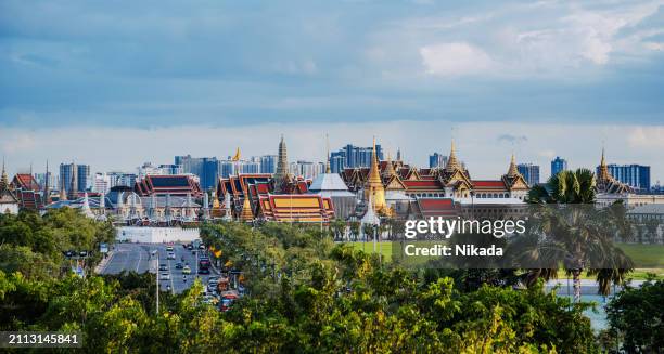 malerischer blick auf das stadtbild von bangkok mit dem großen palast - bangkok stock-fotos und bilder