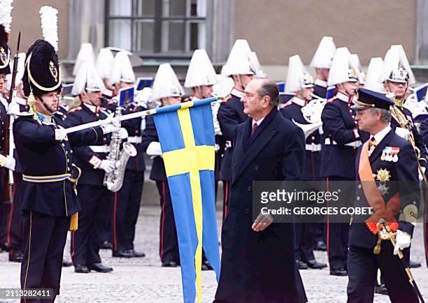Le président de la République Jacques Chirac et le roi de Suède Carl XVI Gustaf , passent en revue la Garde royale à l'arrivée au palais royal, le 10...
